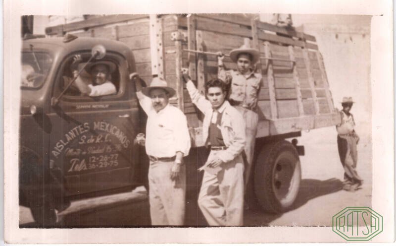 Fundadores de Aislantes Mexicanos en planta