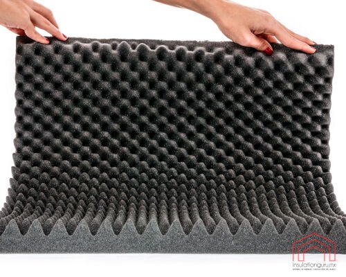 Espumas acústicas en forma de pirámide, cuña y combinación para tratamiento de sonido.
